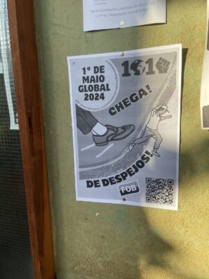 Cartazes fixados por militantes do Sindicato Geral Autônomo do Distrito Federal e Entorno em locais de estudo e trabalho da classe trabalhadora.