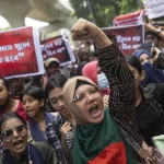 Estudantes universitários gritam slogans durante um protesto para exigir justiça para as vítimas mortas nos recentes confrontos mortais em todo o país e pedem que seus campi sejam abertos, em Dhaka, Bangladesh, quarta-feira, 31 de julho de 2024. (AP Photo/Rajib Dhar)