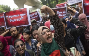 Estudantes universitários gritam slogans durante um protesto para exigir justiça para as vítimas mortas nos recentes confrontos mortais em todo o país e pedem que seus campi sejam abertos, em Dhaka, Bangladesh, quarta-feira, 31 de julho de 2024. (AP Photo/Rajib Dhar)